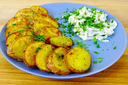 Золотая картошка с салатом