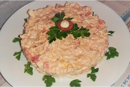 Фото к рецепту: Салат с куриным филе, помидорами и сыром