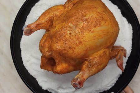 Фото к рецепту: Сочная курица на соли в духовке
