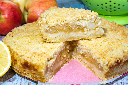 Ленивый яблочный пирог с сахаром и цедрой лимона в духовке