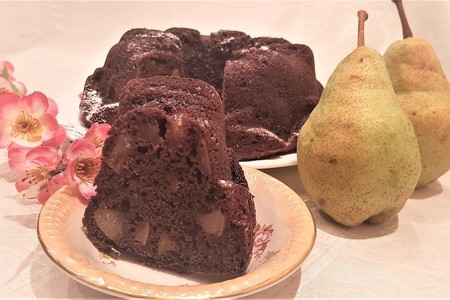Фото к рецепту: Шоколадная шарлотка с грушей