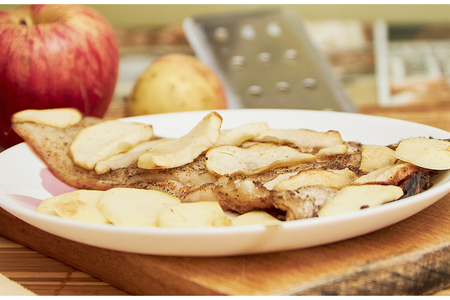 Фото к рецепту: Пангасиус с яблоками, в духовке