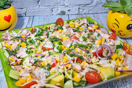 Салат из тунца с авокадо и кукурузой на праздничный стол