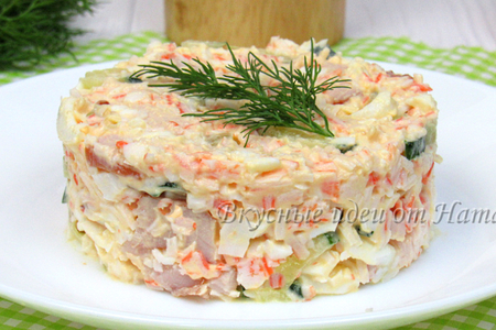 Фото к рецепту: Вкусный салат за 10 минут с крабовыми палочками и копченой крудкой
