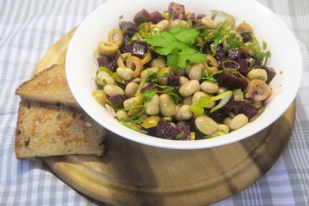 Сытный фасолевый салат-гарнир с оливками