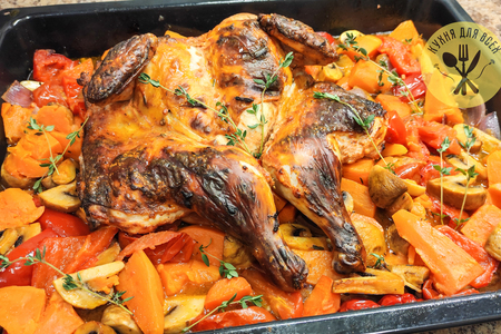 Фото к рецепту: Курица в духовке с овощами