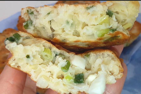 Фото к рецепту: Ленивые пирожки на кефире с зеленым луком и яйцом