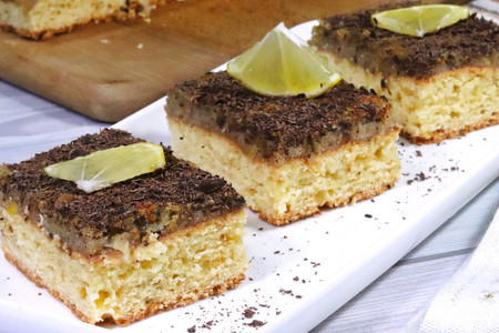 Фото к рецепту: Лимонный пирог с изюмом и орехами