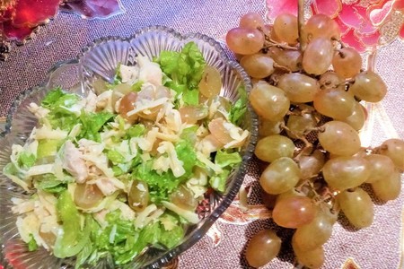 Фото к рецепту: Салат из курицы с виноградом