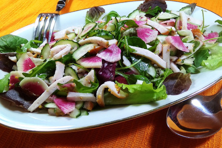Фото к рецепту: Салат с курицей и овощами
