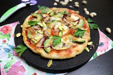 Фото к рецепту: Пицца с авокадо, шампиньонами и помидорами