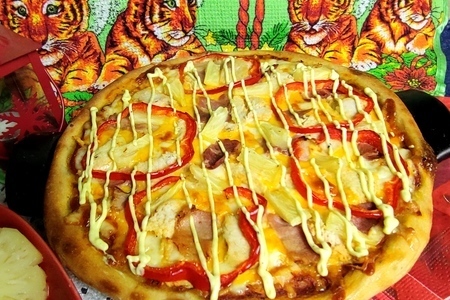 Фото к рецепту: Пицца с курицей под соусом карри