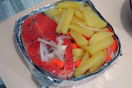 Фото к рецепту: Красная рыба запеченная с картошкой