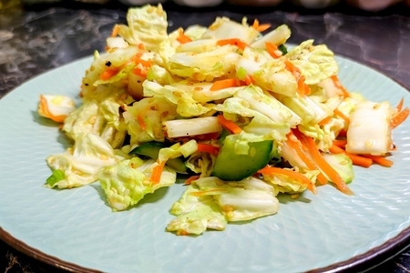 Фото к рецепту: Салат с пекинской капустой