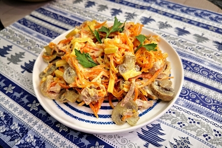 Фото к рецепту: Салат с мясом и корейской морковью