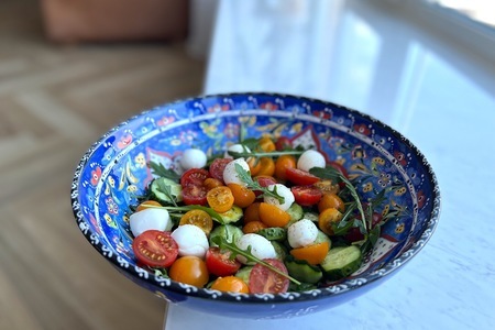 Салат с рукколой, овощами и моцареллой