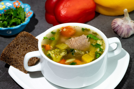 Фото к рецепту: Густой овощной суп с мясом говядины и свинины