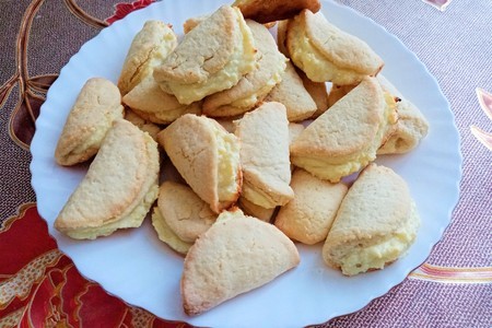 Фото к рецепту: Песочное печенье с творожной начинкой