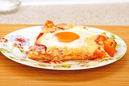 Фото к рецепту: Домашняя "пицца" с яичницей, на сковороде (без духовки)
