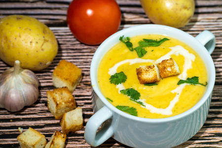 Картофельный суп-пюре со сливками и гренками