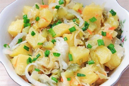 Фото к рецепту: Салат из квашеной капусты с картофелем 