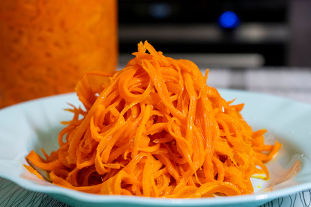Фото к рецепту: Пикантная и ароматная маринованная морковь