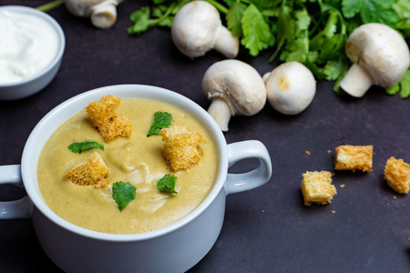 Овощной крем-суп с шампиньонами и сливками