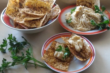 Фото к рецепту: Хумус из гороха с пряными чипсами из лаваша #постныйстол