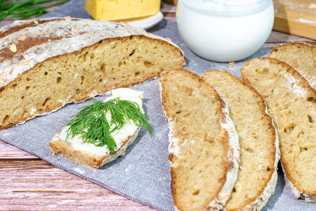 Фото к рецепту: Домашний бездрожжевой хлеб на кефире с зерновыми хлопьями