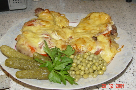 Фото к рецепту: Свиные отбивные с помидорами и сыром