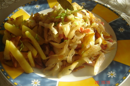 Фото к рецепту: Тушёная   капуста с   жареной картошкой и беконом