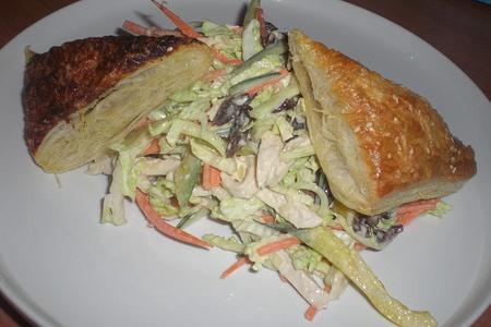 Фото к рецепту: Овощной салатик со слоёнными хлебцем.