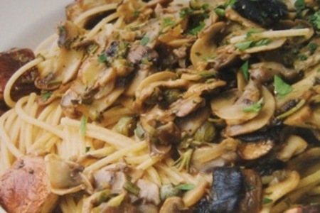 Фото к рецепту: Феттачини (спагетти) с соусом из диких грибов