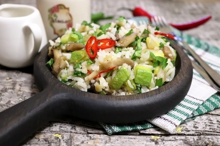 Фото к рецепту: Рис с вешенками и кабачком #постныйстол