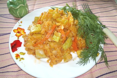 Фото к рецепту: Тушёная капуста с кабачками #постныйстол
