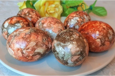 Фото к рецепту: Мраморные яйца на пасху (только натуральные красители)
