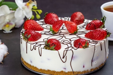 Творожно-клубничный торт со сметаной без выпечки