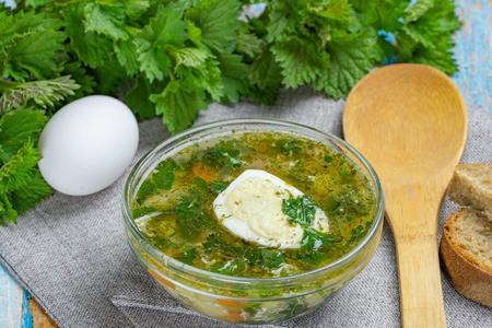 Фото к рецепту: Куриный суп с овощами и свежей молодой крапивой