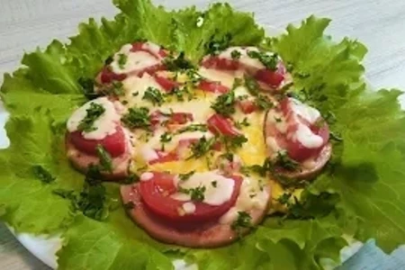 Фото к рецепту: Ячница с помидорами и колбасой за 12 минут