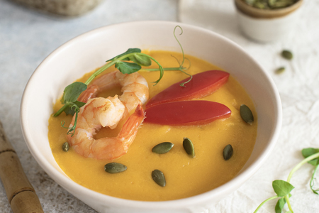 Фото к рецепту: Тыквенный крем-суп с креветками 