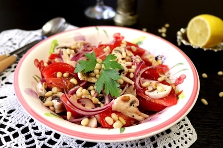 Салат со свежими шампиньонами, помидорами и кедровыми орешками #блюдосизюминкой