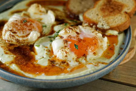Фото к рецепту: Чылбыр — вкуснейшее турецкое блюдо из яиц