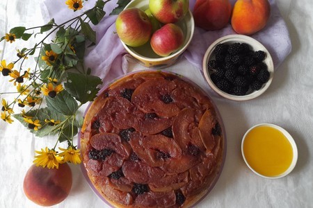 Фото к рецепту: Дрожжевой пирог с яблоками и ежевикой