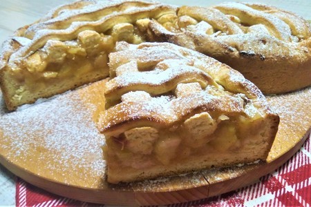 Фото к рецепту: Яблочный пирог с тестом без дрожжей