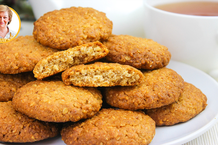 Фото к рецепту: Овсяное печенье с орехами