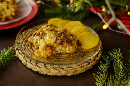 Фото к рецепту: Свинина с картофелем, беконом и сыром под грибной шапкой