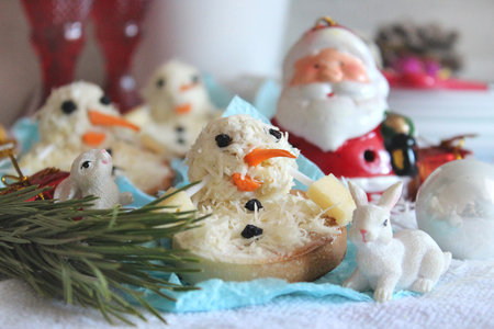 Фото к рецепту: Сырные шарики "тающий снеговик" на тостах