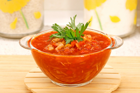 Красный томатный суп с фасолью