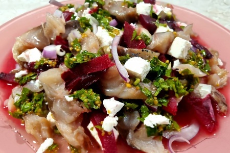 Фото к рецепту: Салат с фетой, свеклой и скумбрией