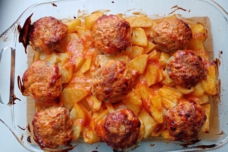 Фото к рецепту: Тефтели с картофелем в духовке